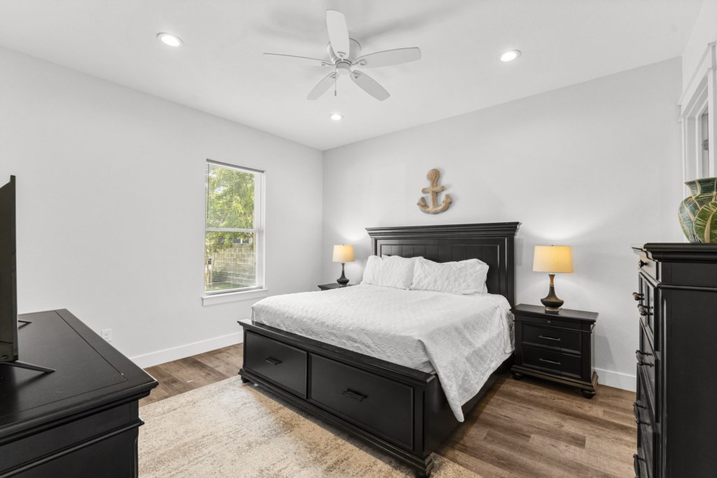 King Bedroom With Private Bathroom On 1st Floor