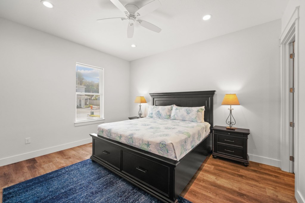 King Bedroom With Private Bathroom On 1st Floor