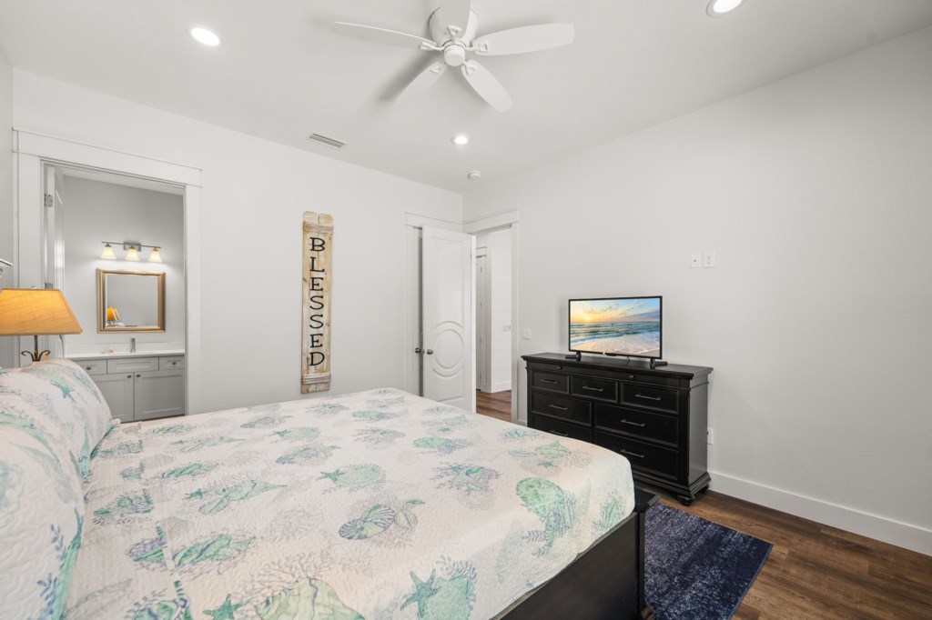 King Bedroom With Private Bathroom On 1st Floor