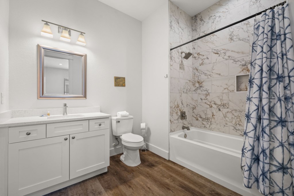 Private King Bathroom On 1st Floor