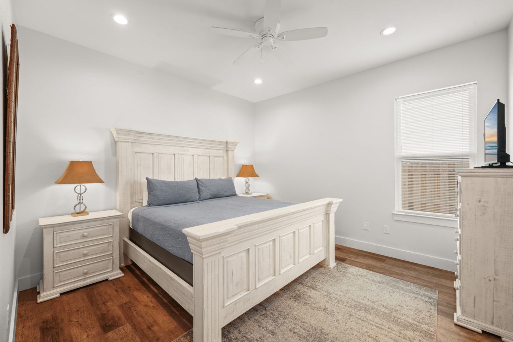 King Bedroom With Private Bathroom On 1st Floor