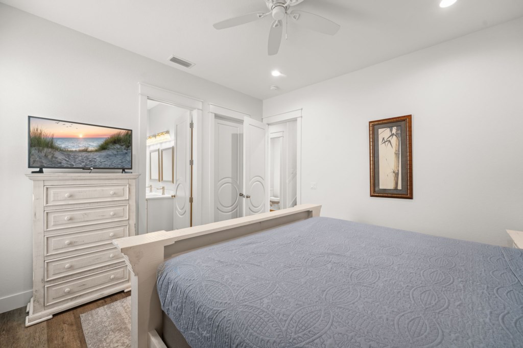 King Bedroom With Private Bathroom On 1st Floor