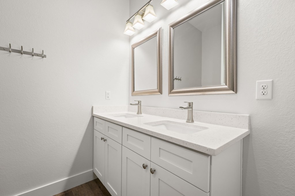 Private King Bathroom On 1st Floor