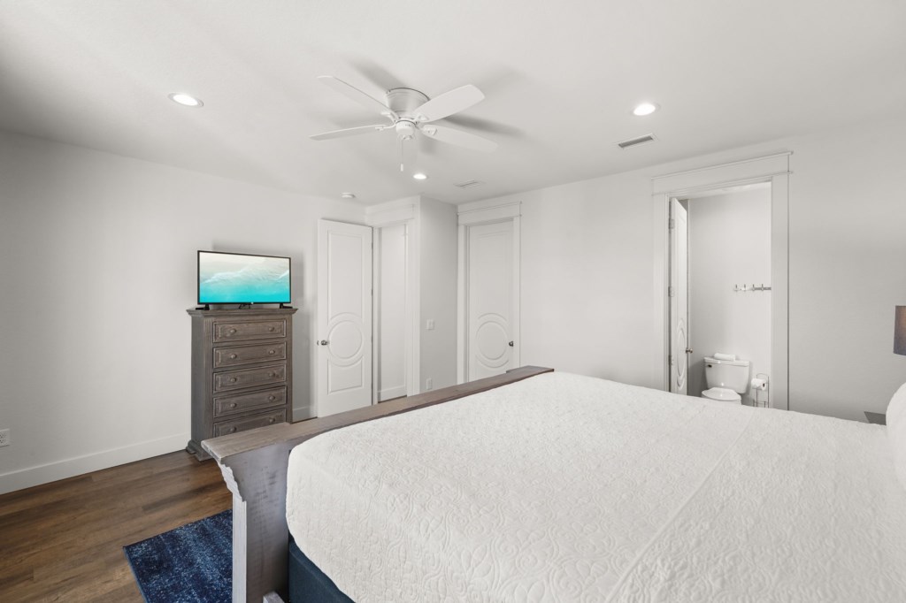 King Bedroom With Private Bathroom On 2nd Floor