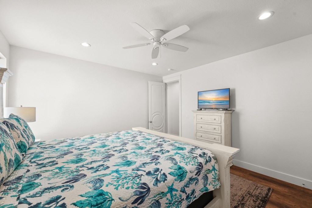 King Bedroom With Private Bathroom On 2nd Floor