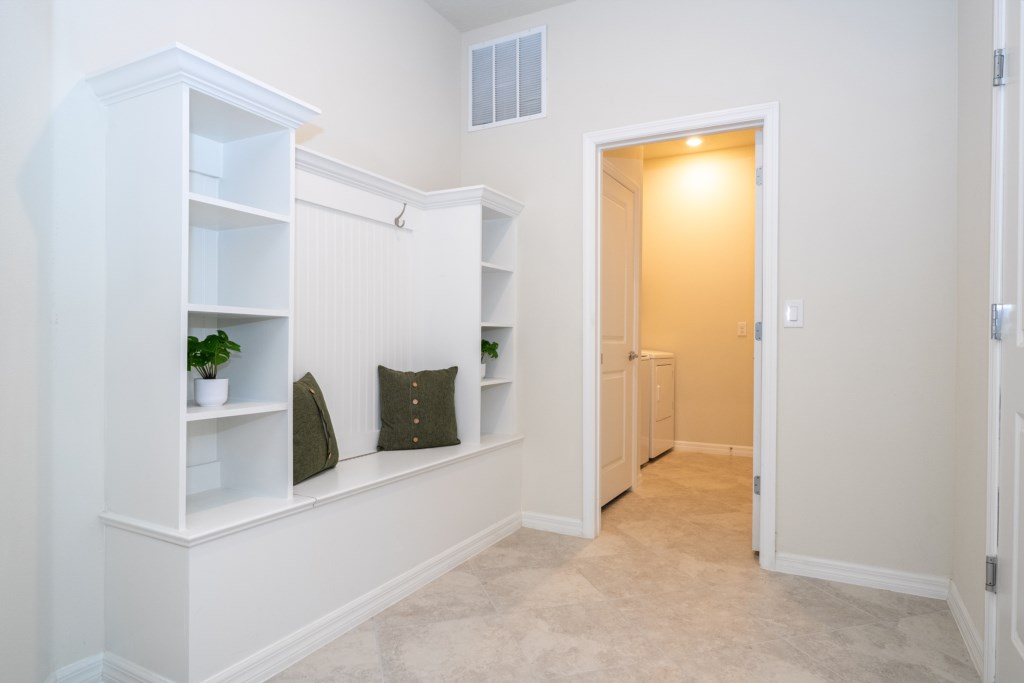 Fully equipped laundry & shoes bench