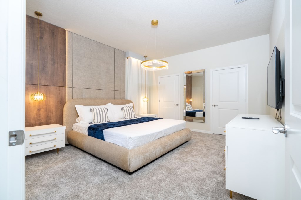 Master king bedroom 1st floor