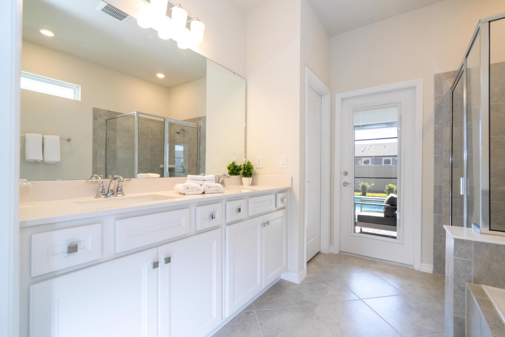 Master bathroom w/ walk in shower, double sinks & garden tub
