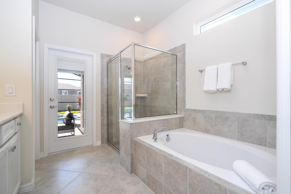 Master bathroom w/ walk in shower, double sinks & garden tub