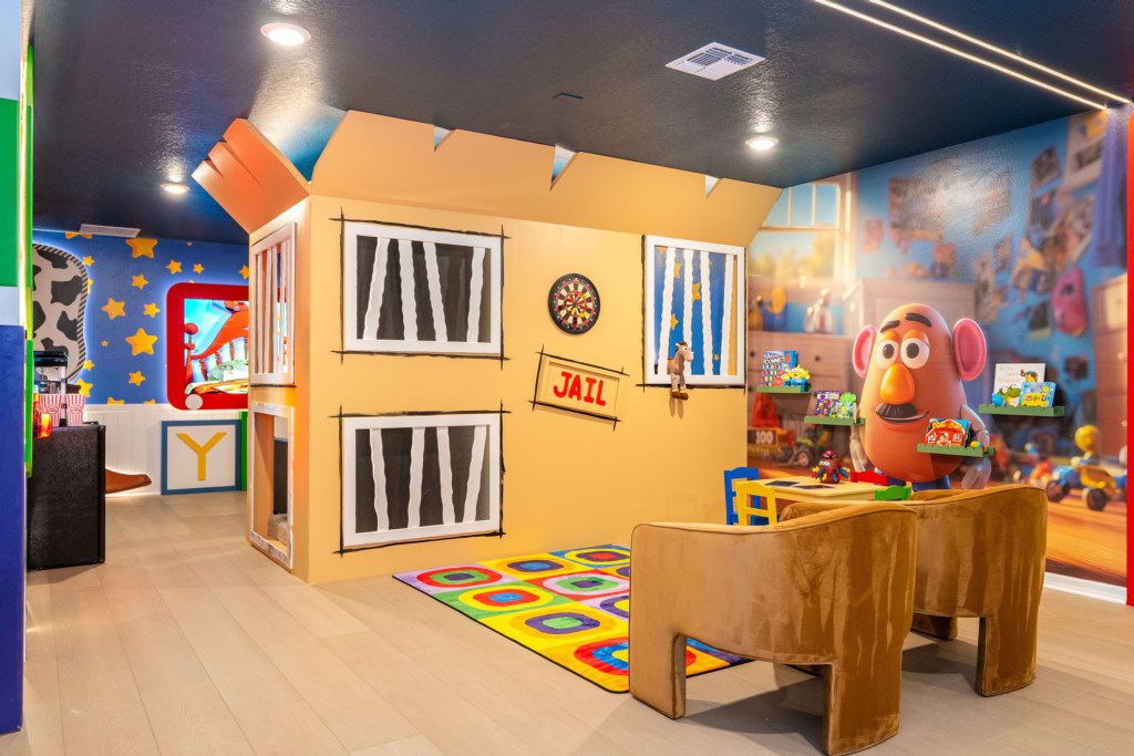 Toy Story themed loft w/ children play area & home theater 