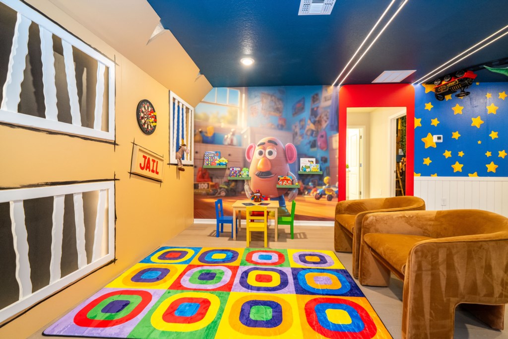 Toy Story themed loft w/ children play area & home theater 