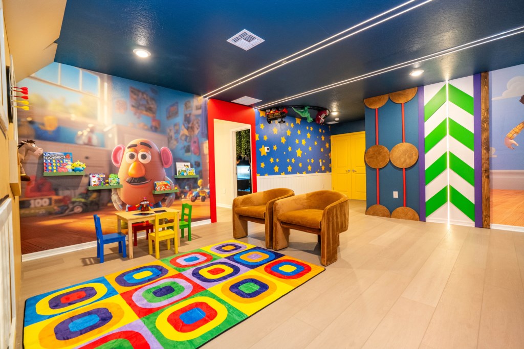 Toy Story themed loft w/ children play area & home theater 