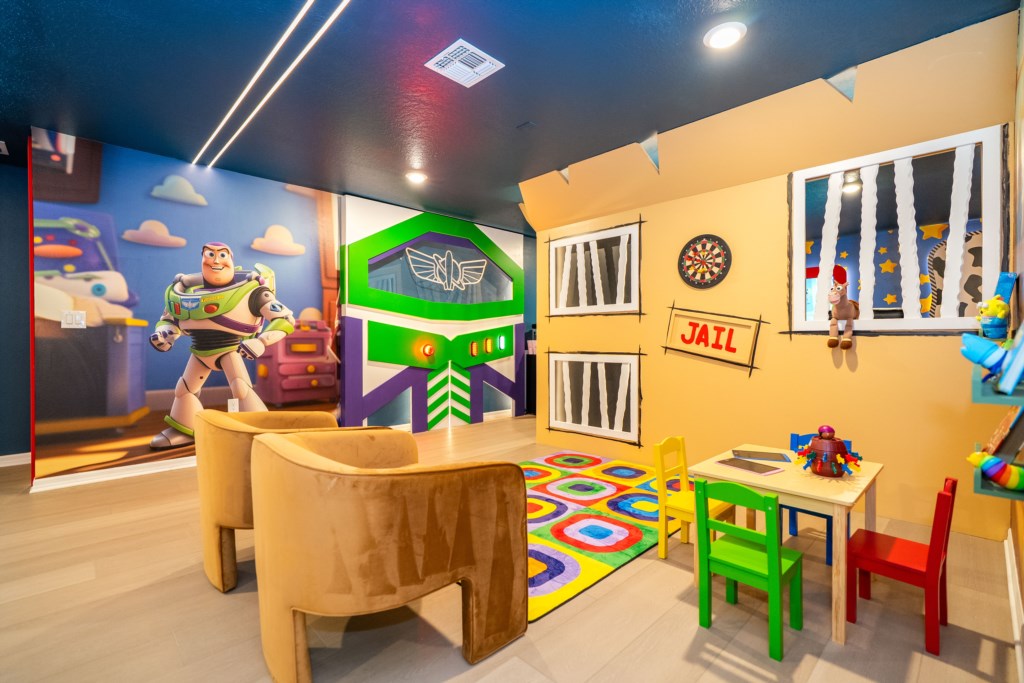 Toy Story themed loft w/ children play area & home theater 