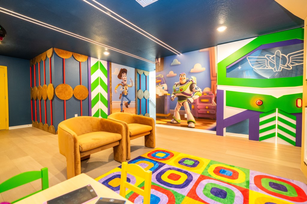 Toy Story themed loft w/ children play area & home theater 