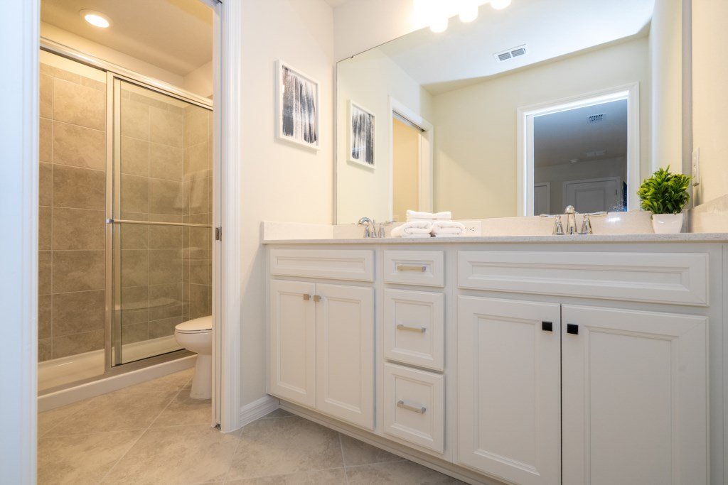 King ensuite 2nd floor