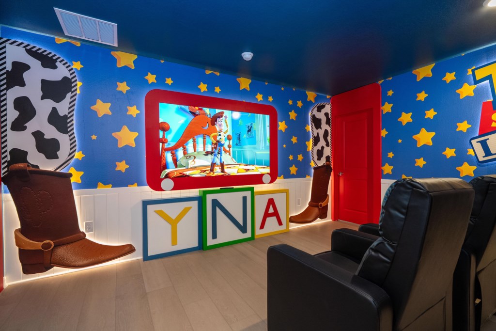 Home theater w/ seating for 6