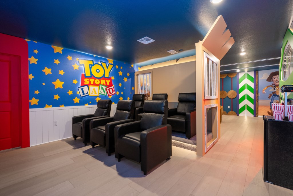 Home theater w/ seating for 6