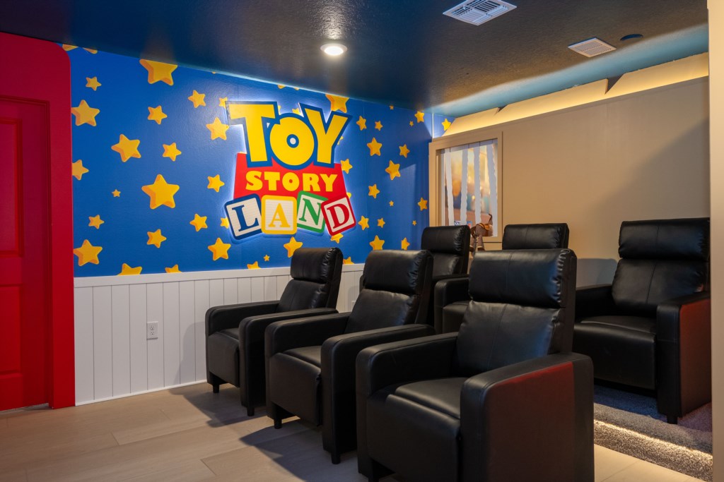 Home theater w/ seating for 6