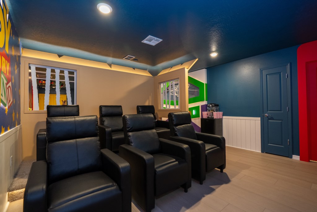 Home theater w/ seating for 6