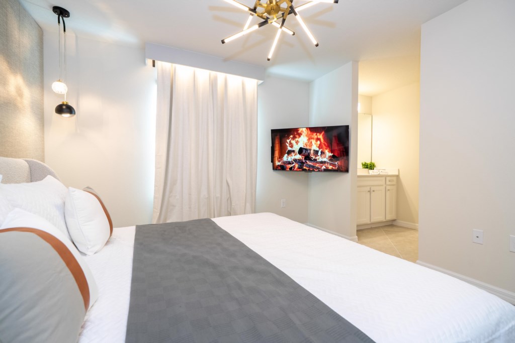 King bedroom (Jack'n Jill style bathroom)