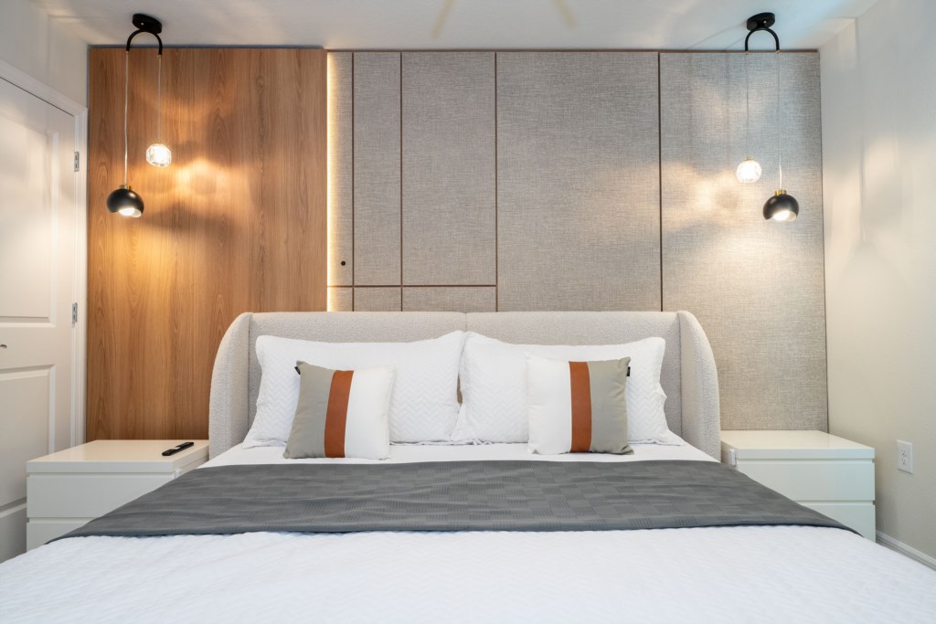 King bedroom (Jack'n Jill style bathroom)