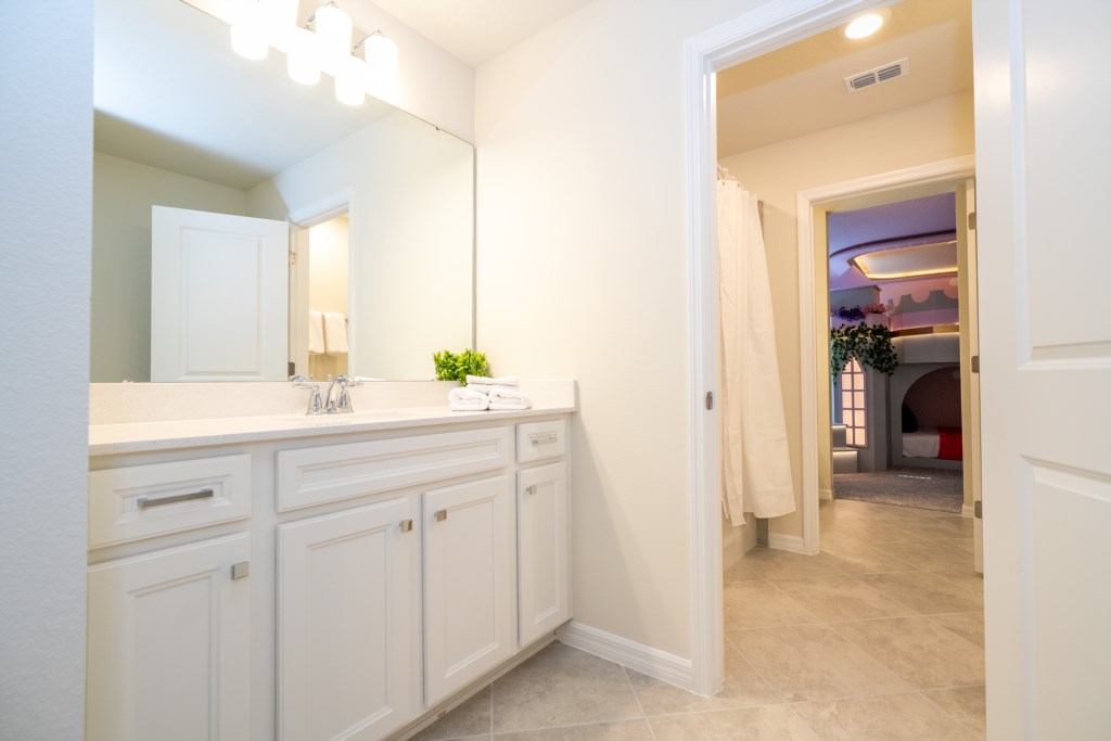 King bedroom (Jack'n Jill style bathroom)