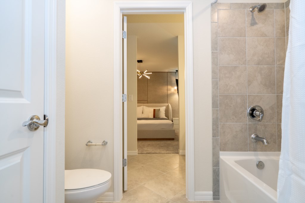 King bedroom (Jack'n Jill style bathroom)