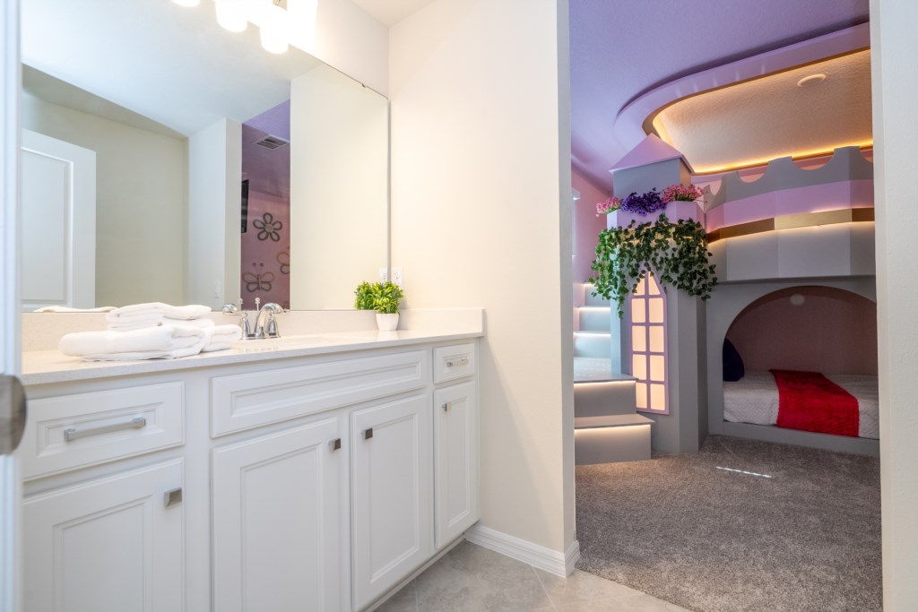 King bedroom (Jack'n Jill style bathroom)