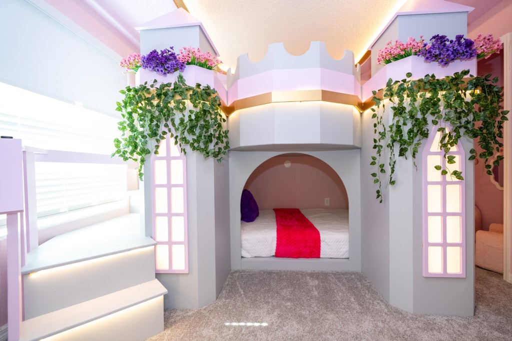 Princess bedroom w/ full + twin bed