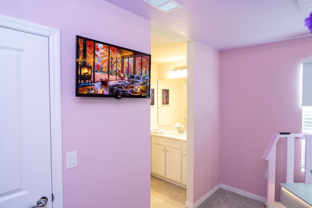 Princess bedroom w/ full + twin bed