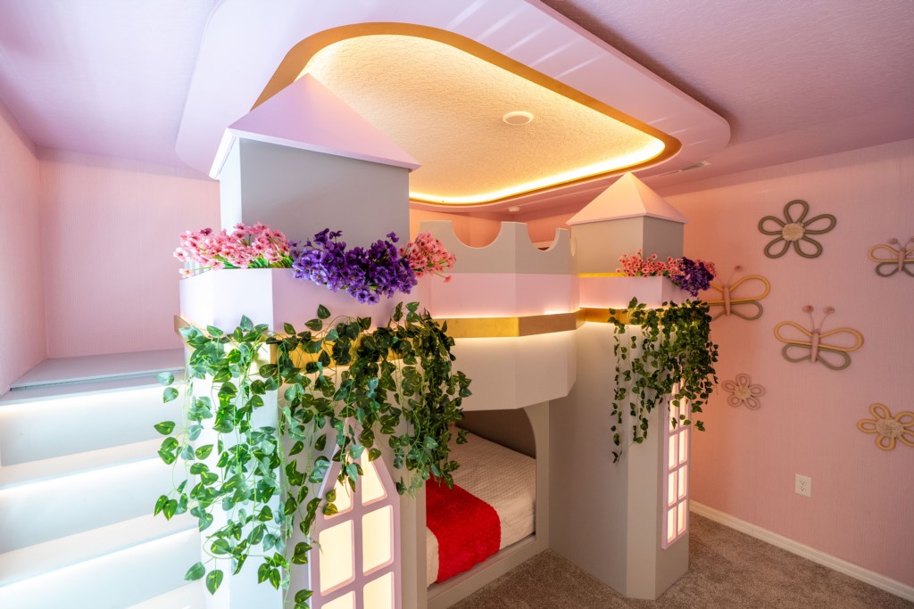 Princess bedroom w/ full + twin bed