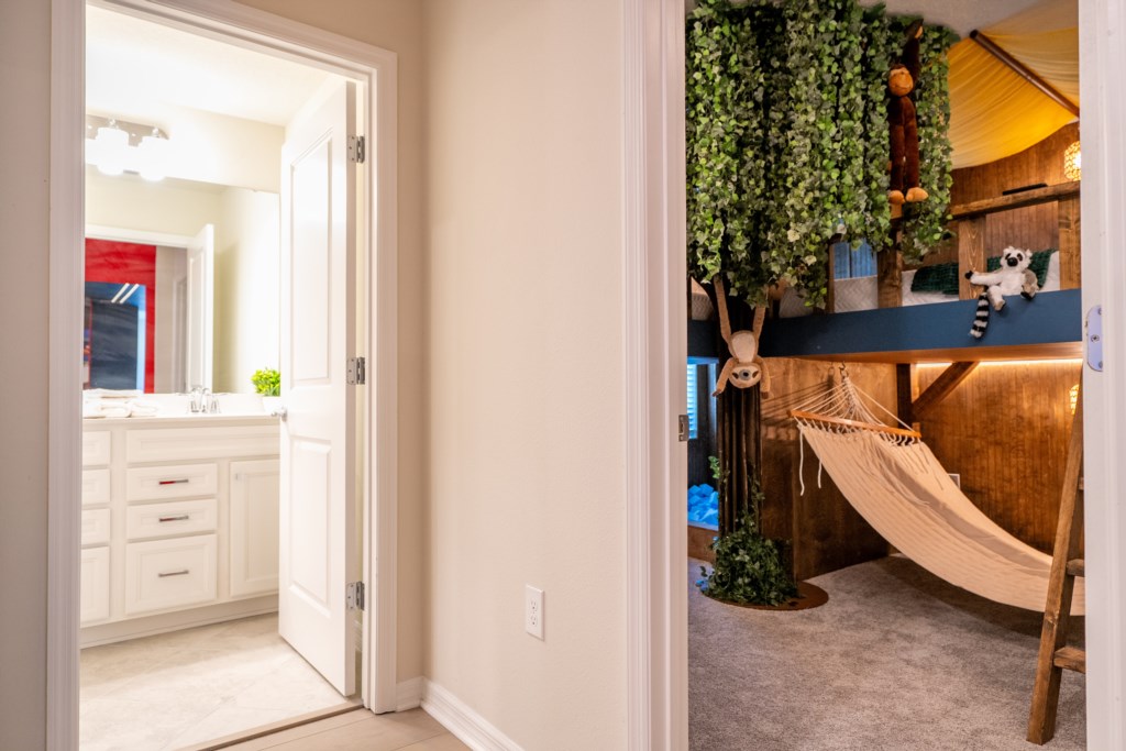 Jungle bedroom w/ 2 suspended full beds 