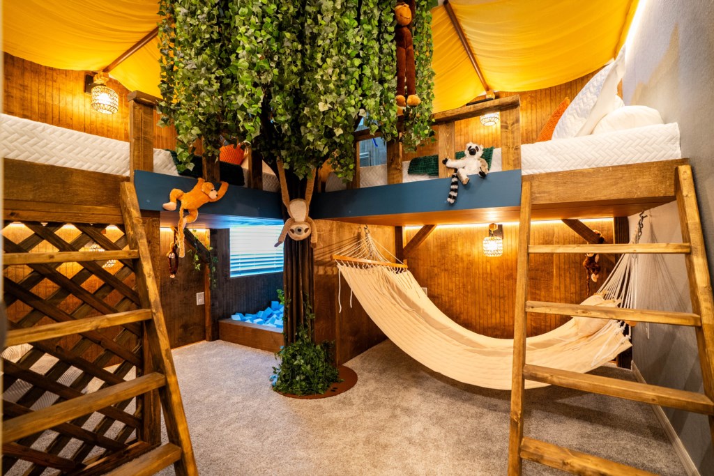 Jungle bedroom w/ 2 suspended full beds 