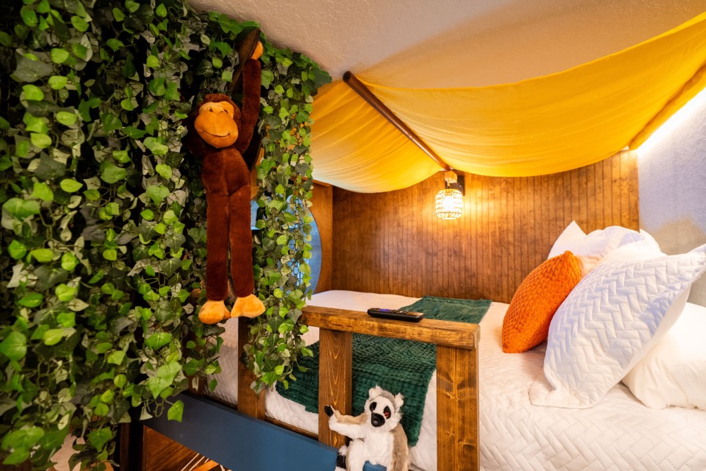 Jungle bedroom w/ 2 suspended full beds 