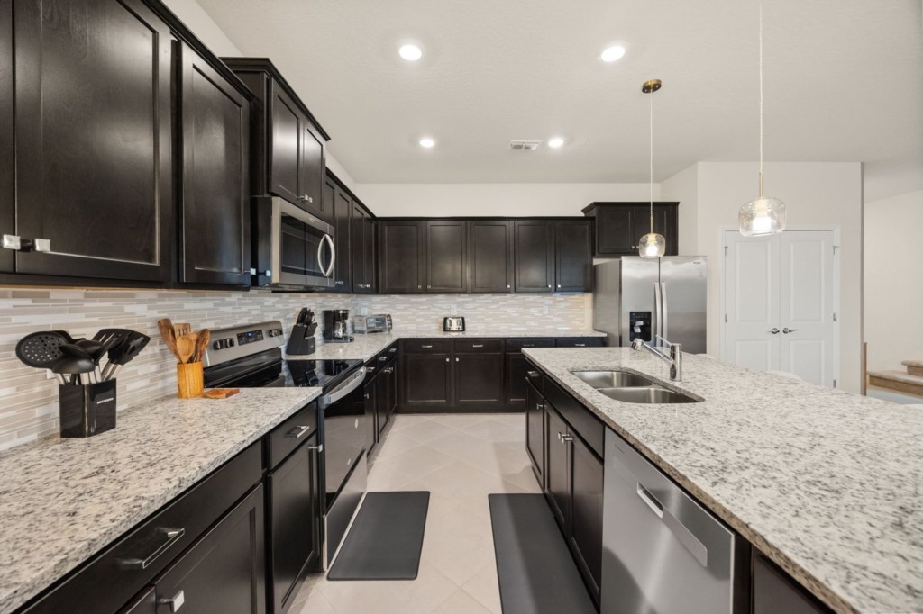 Kitchen — 16248 Saint Kitts Circle, photo 13 of 110