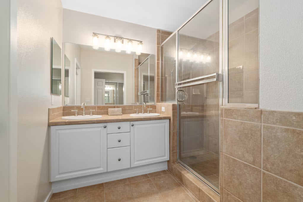 PrimaryBathroomwithDoubleSinks