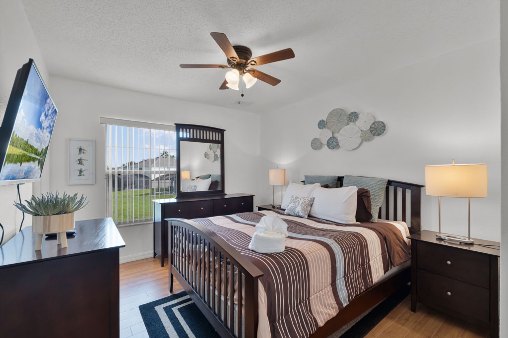 Relaxing master suite with Queen bed, walk-in closet, and en-suite bathroom.