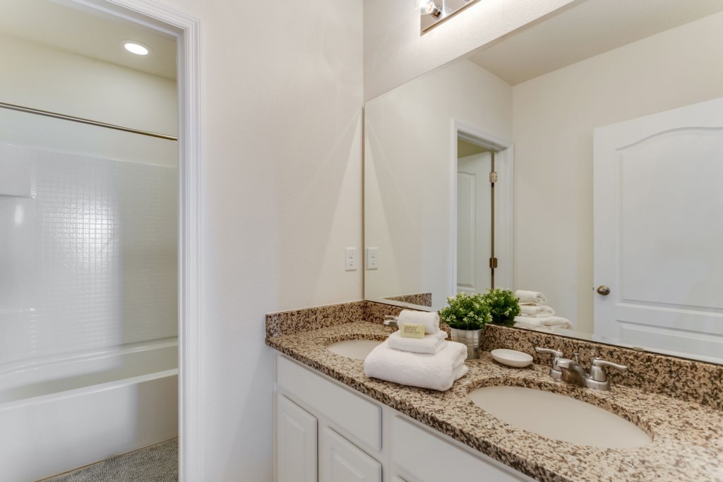 32-web-or-mls-7041OakwoodSt,Solterra_32