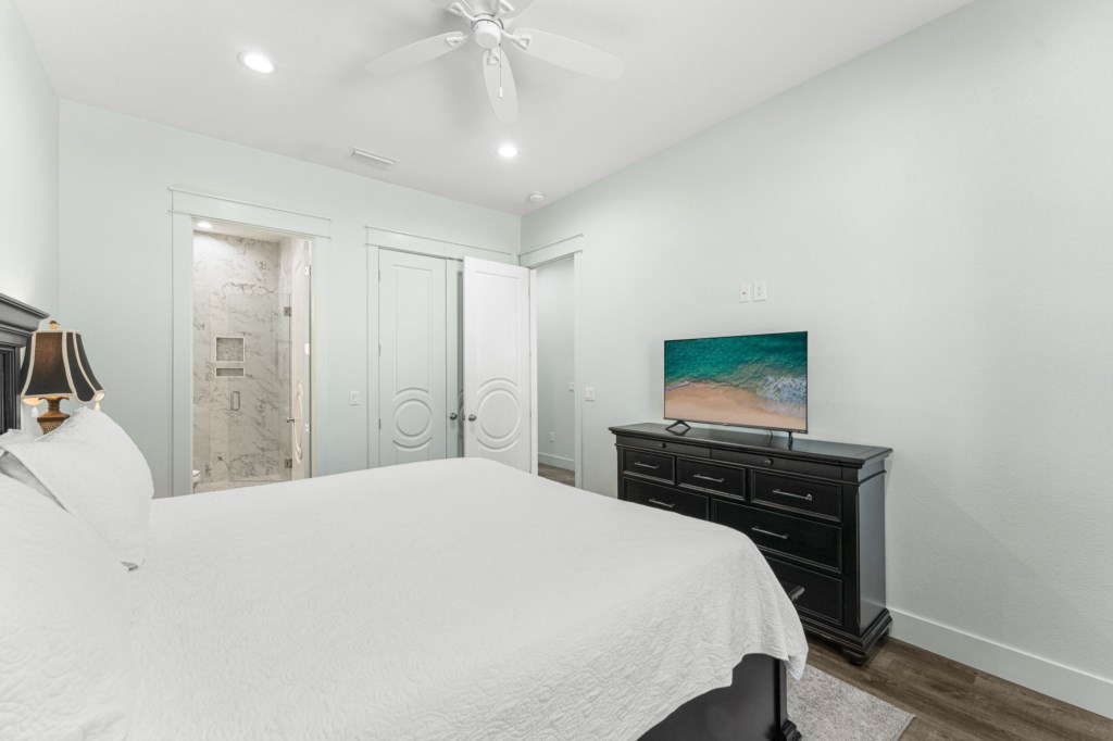 King Room on level 1 with private bathroom