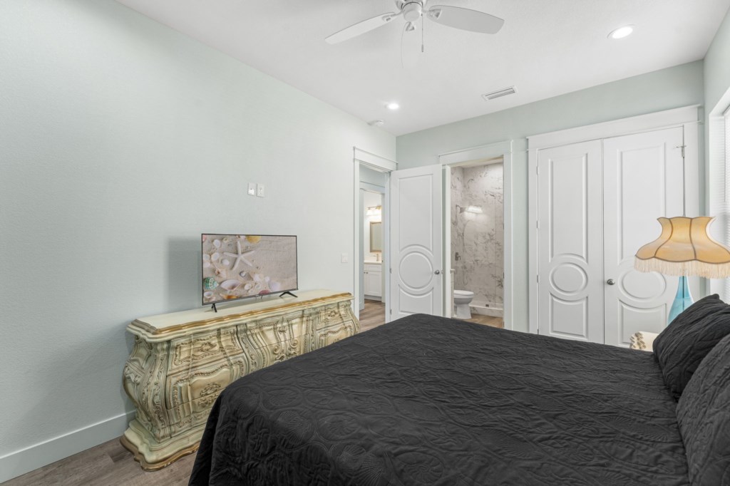 King room on level 1 with private bath