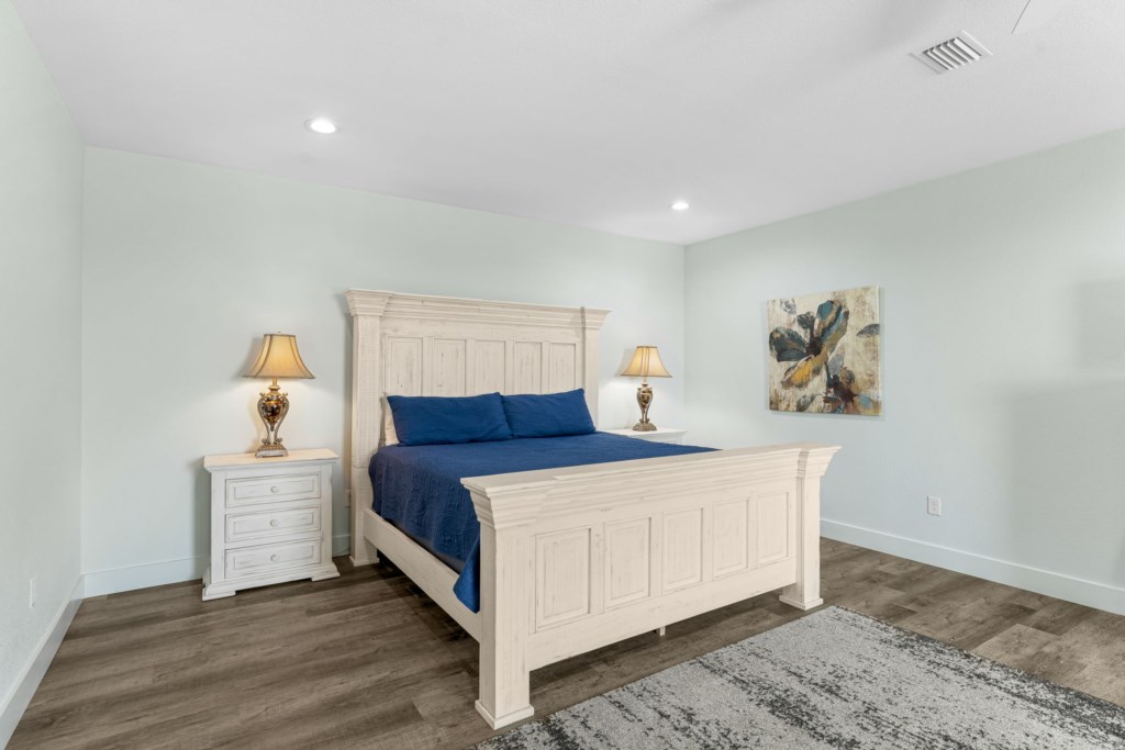 King Room with bunk beds and private bathroom on level 3