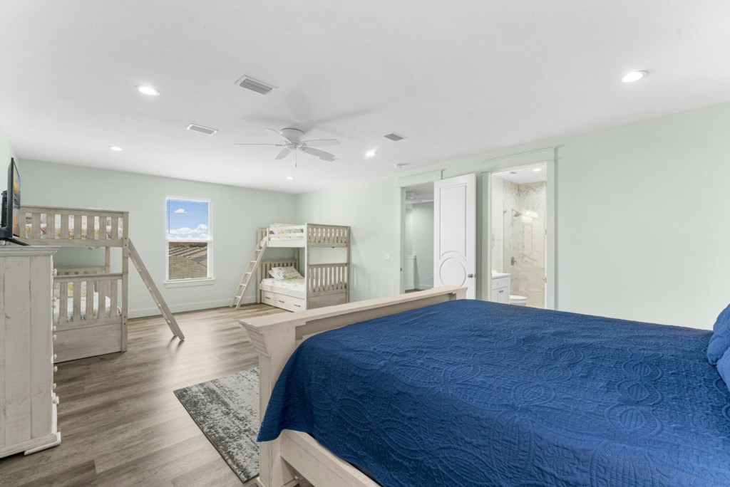 King Room with bunk beds and private bathroom on level 3