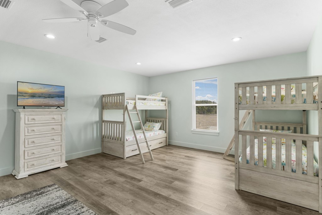 King Room with bunk beds and private bathroom on level 3