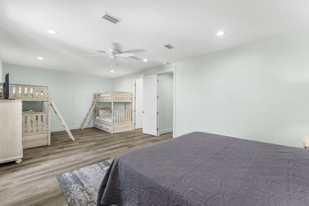 King Room with bunk beds and a private bathroom on level 3