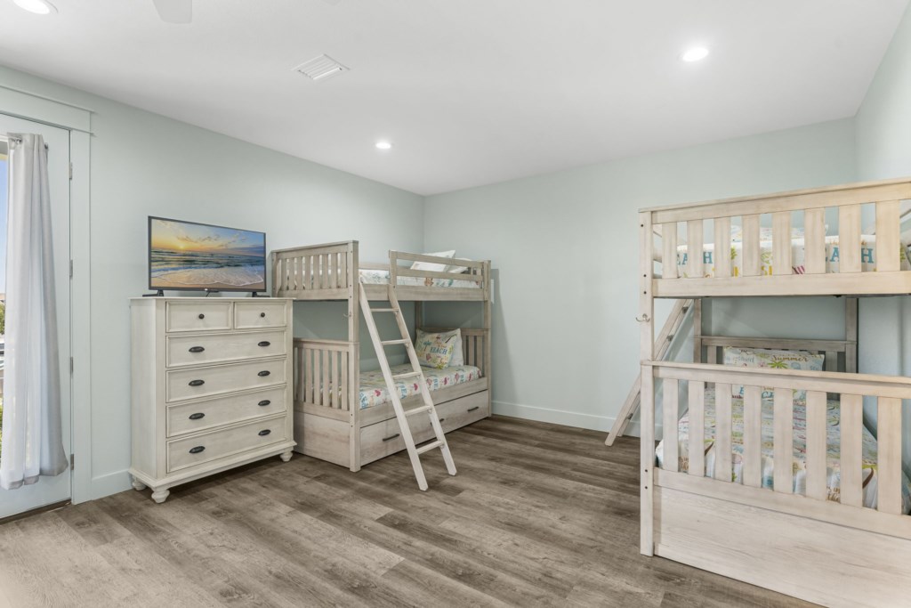 King Room with bunk beds and a private bathroom on level 3