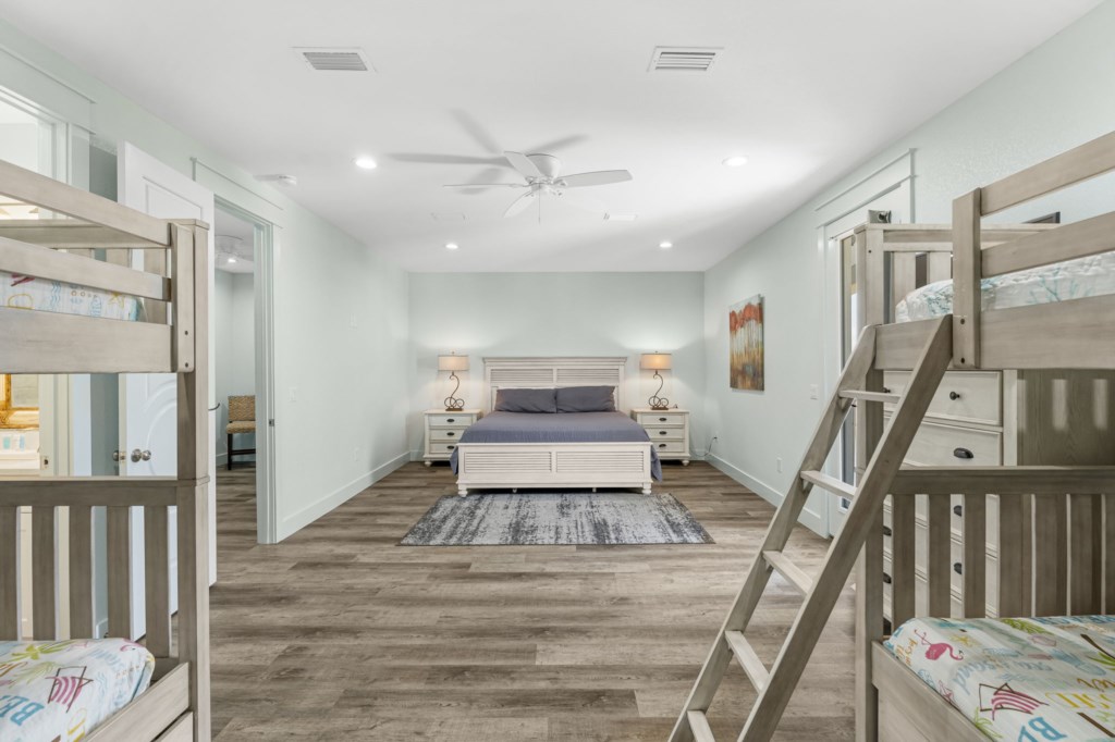 King Room with bunk beds and a private bathroom on level 3