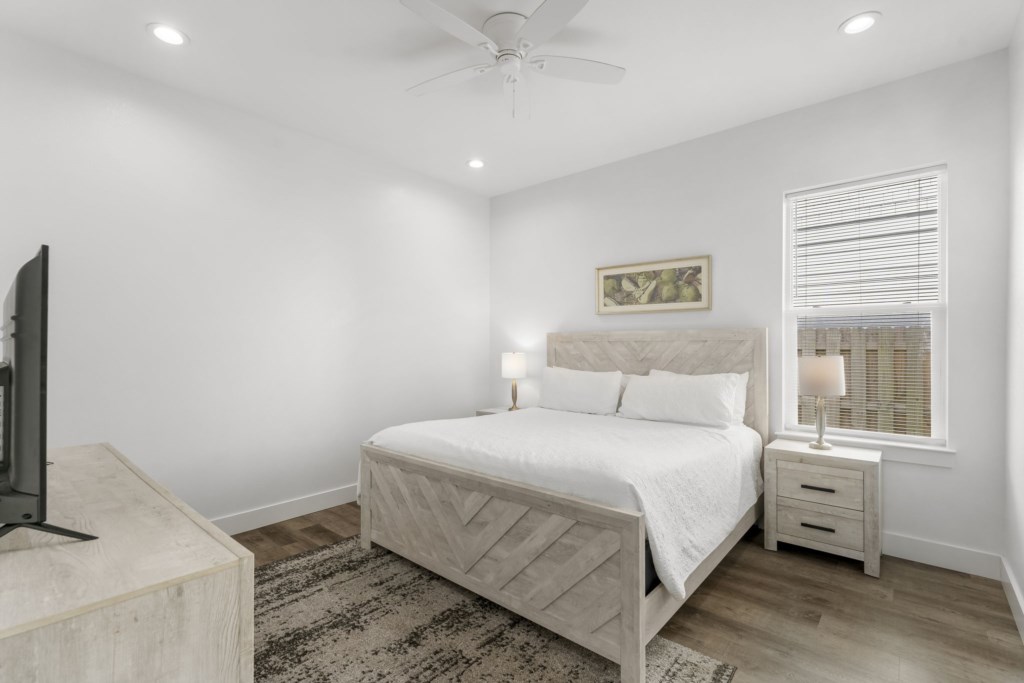 King Bedroom With Private Bathroom On 1st Floor