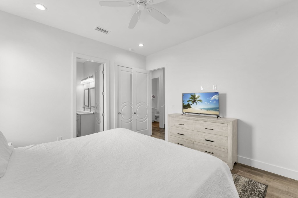 King Bedroom With Private Bathroom On 1st Floor