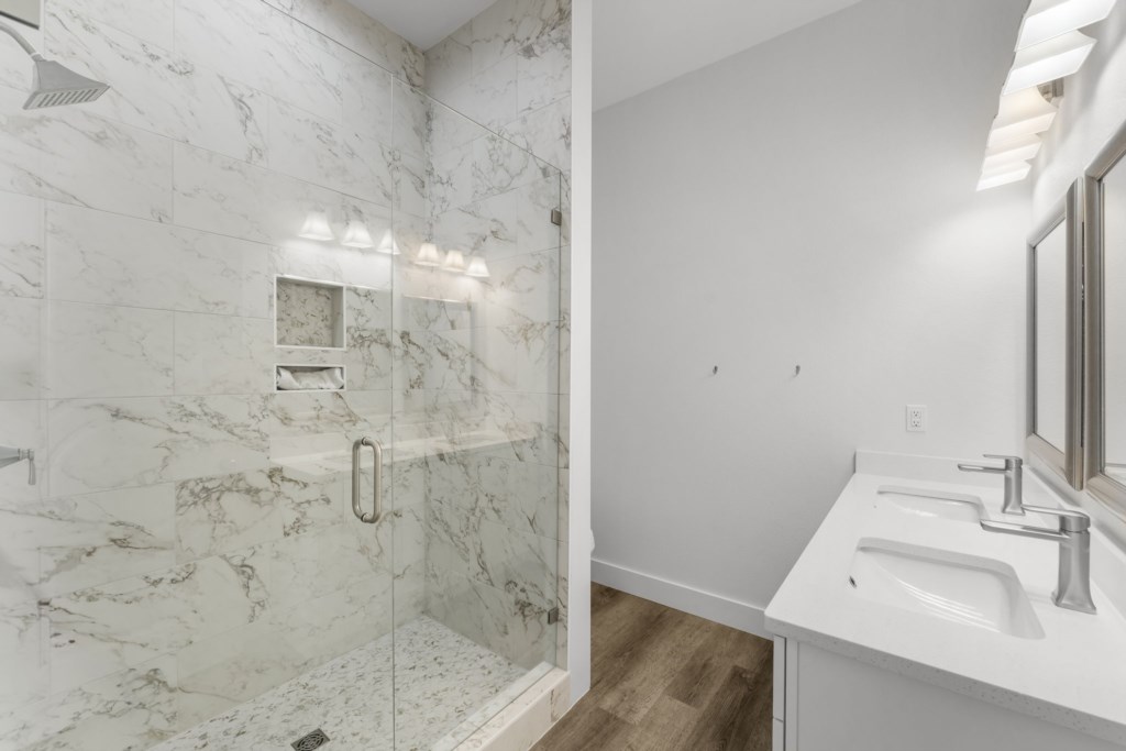Private King Bathroom On 1st Floor