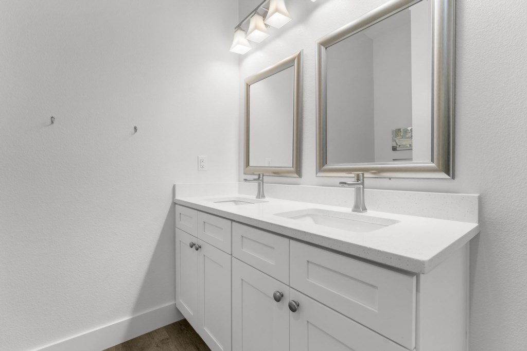Private King Bathroom On 1st Floor